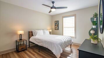 3 makuuhuonetta, työpöytä, ilmainen Wi-Fi, vuodevaatteet