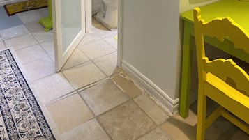 Séchoir à cheveux, serviettes fournies, savon, papier de toilette