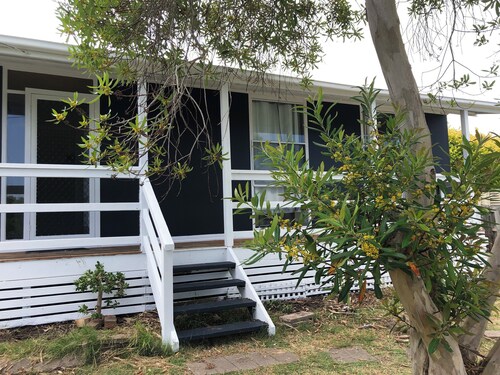 Beach House -Pet friendly 3 bedroom 6 minutes walk to beach and restaurants.