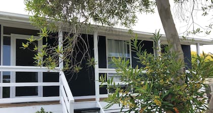 Beach House -Pet friendly 3 bedroom 6 minutes walk to beach and restaurants.