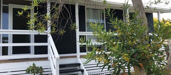Beach House -Pet friendly 3 bedroom 6 minutes walk to beach and restaurants.