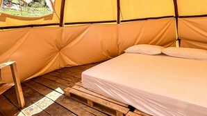 2 bedrooms, in-room safe, internet, bed sheets