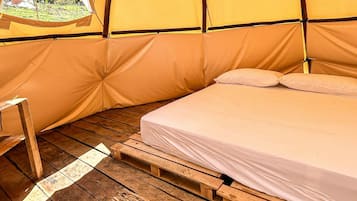 2 bedrooms, in-room safe, internet, bed sheets