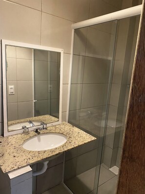 Economy Suite, Lake View | Bathroom | Shower, towels, soap, toilet paper - InnFloripa  (Florianópolis)
