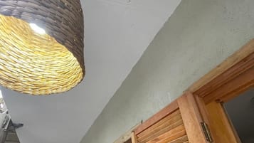 Suíte econômica, vista para o lago | 1 quarto, quartos à prova de som, Wi-Fi de cortesia