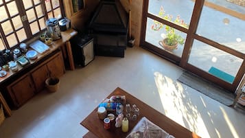 Suíte econômica, vista para o lago | Área de estar