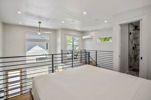 1 bedroom, desk, iron/ironing board, travel crib - The O'Four Lofts Cabin, Unit C (Houston)