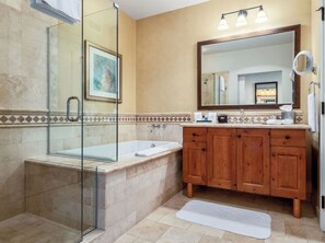 Sèche-cheveux, serviettes fournies, savon, papier toilette