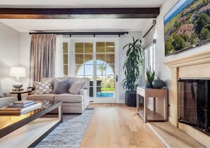 Smart TV, fireplace