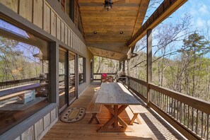 Outdoor dining - Bearfoot on the River
New spacious cabin w/Hot Tub, Movie Room and family resort (Ellijay)