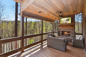 Property grounds - Bearfoot on the River
New spacious cabin w/Hot Tub, Movie Room and family resort (Ellijay)