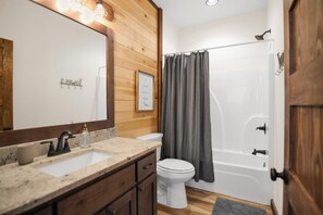 Hair dryer, towels, soap, toilet paper - Bearfoot on the River
New spacious cabin w/Hot Tub, Movie Room and family resort (Ellijay)
