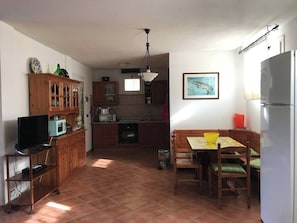 Réfrigérateur, four à micro-ondes, un four, surface de cuisson