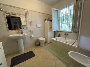 Ducha, bañera de hidromasaje, secador de pelo y bidé