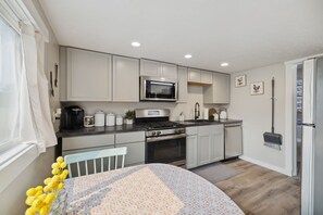 冰箱、微波炉、烤箱、炉灶