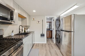 Kjøleskap, mikrobølgeovn, ovn og kokeplater