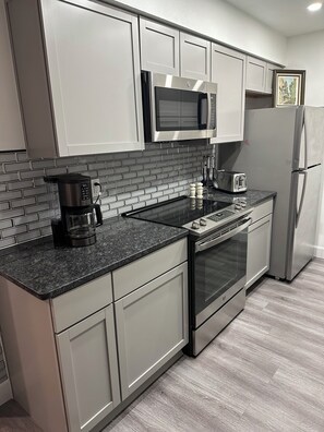 Microwave, oven, stovetop, dishwasher - 2-bedroom condo in awesome Amarillo with AC, WiFi (Amarillo)