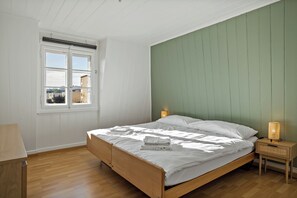2 bedrooms, iron/ironing board, travel cot, WiFi - Cozy Apartment with Mountain Views, 15 Minutes from Luzern (Emmenbrücke)