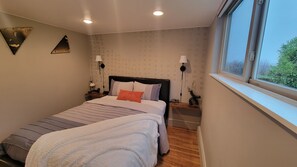 1 bedroom, iron/ironing board, WiFi, bed sheets - Perfect Proximity! 10 minutes away from airport. (Renton)