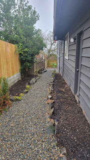 Property grounds - Perfect Proximity! 10 minutes away from airport. (Renton)