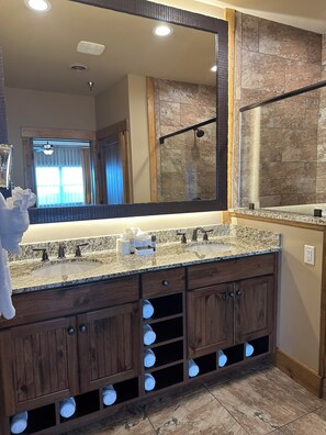 Shower, jetted bath, hair dryer, towels