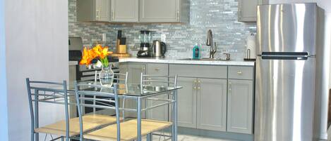 Réfrigérateur, micro-ondes, four, plaque de cuisson