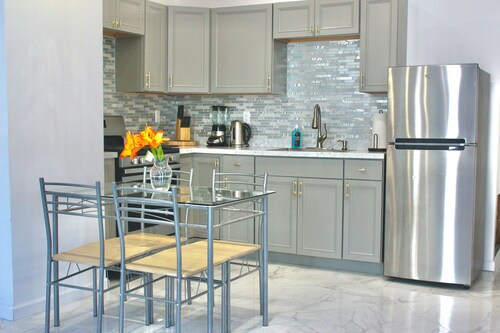 15 Minutes From Manhattan Luxury 2-Bedroom Apartment in LIC/Astoria Queens