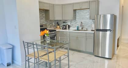 15 Minutes From Manhattan Luxury 2-Bedroom Apartment in LIC/Astoria Queens
