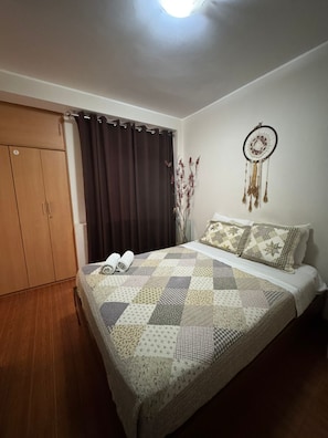 Habitación Confort doble, 1 cama doble, baño privado, vistas al parque | Wifi gratis