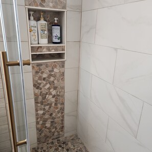 Shower, hair dryer, towels, soap - Your Perfect Escape Awaits! (Martin)