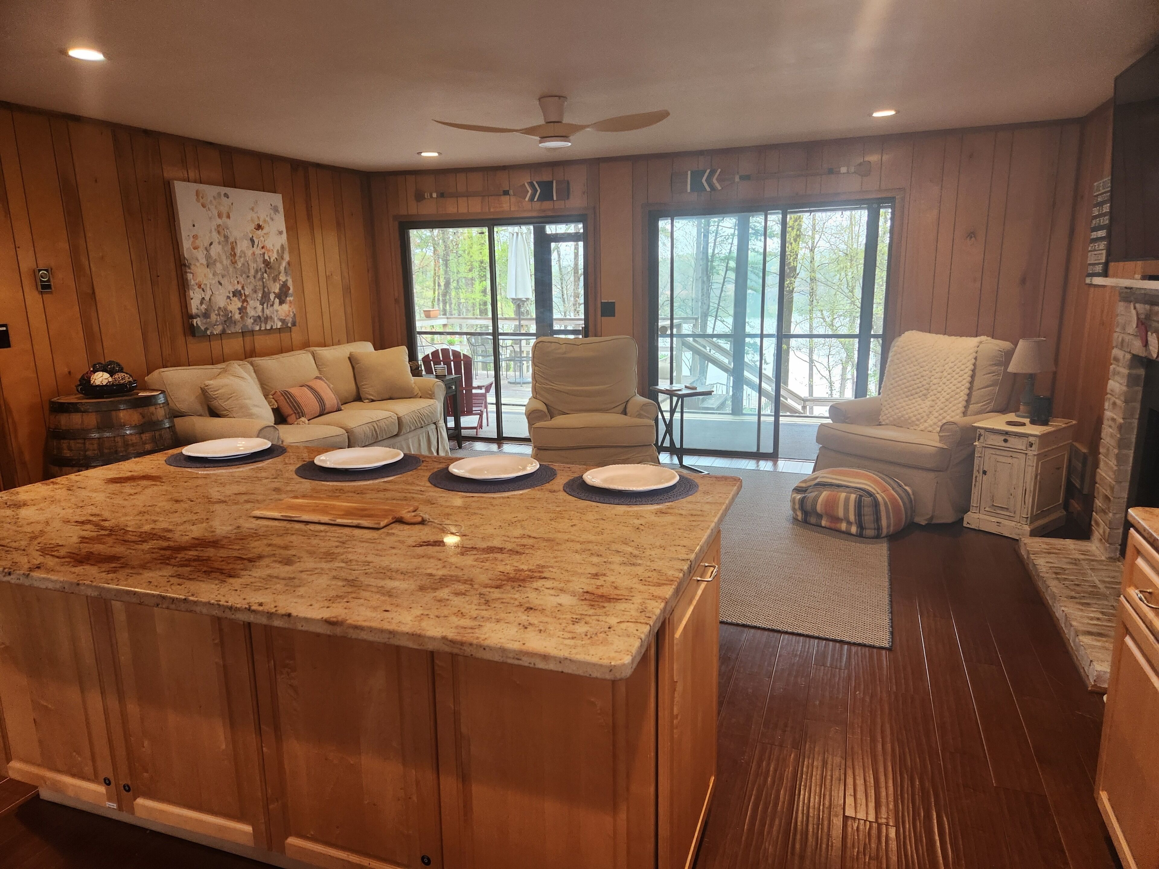 Smart-TV, Kamin, Bücher, Computerbildschirme