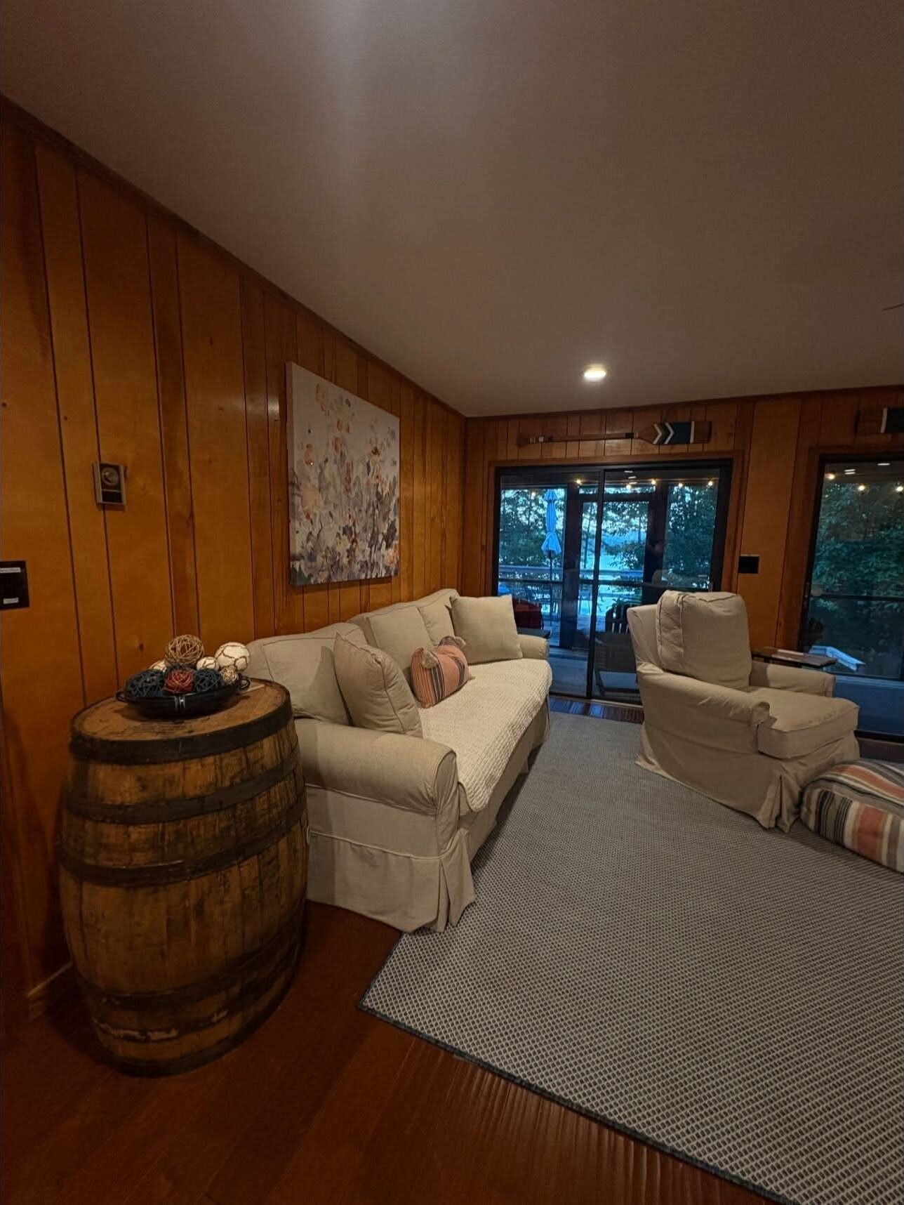 TV connectée, cheminée, livres, écrans d'ordinateur