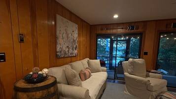 Älytelevisio, takka, kirjoja, tietokoneen näyttö