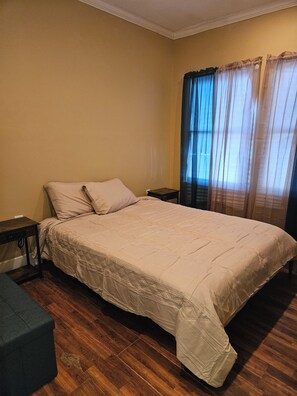 2 bedrooms, iron/ironing board, WiFi, bed sheets - Cozy 2-bedroom townhome in charming New Orleans with AC, WiFi, and yard. (New Orleans)