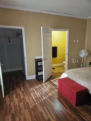 2 chambres, fer et planche à repasser, Wi-Fi, draps fournis