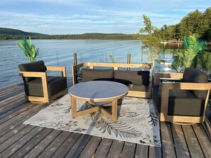 Outdoor dining - Luxury Chalet in Provincial Park on crystal clear Lake Talon (Bonfield)