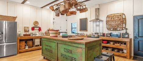 Mikrowelle, Ofen, Herdplatte, Kochgeschirr/Geschirr/Besteck