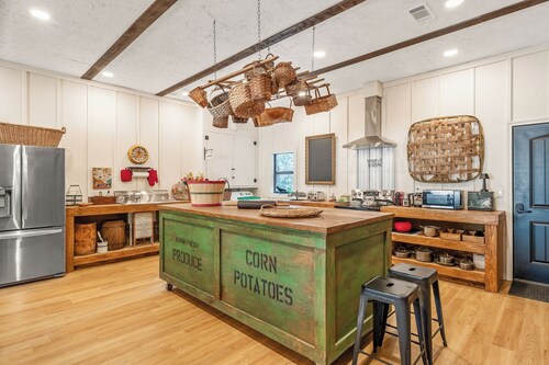 Charming 3-bedroom barn with AC and WiFi in fabulous Jacksonville