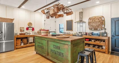 Charming 3-bedroom barn with AC and WiFi in fabulous Jacksonville