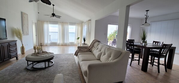 TV - M&K's Charming 3-bedroom house by the Bay in lovely Corpus Christi with AC, WiFi (Corpus Christi)