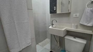 Basic Double or Twin Room, Non Smoking | Bathroom | Towels