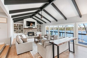 Smart TV, fireplace