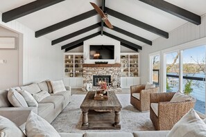 Smart TV, fireplace