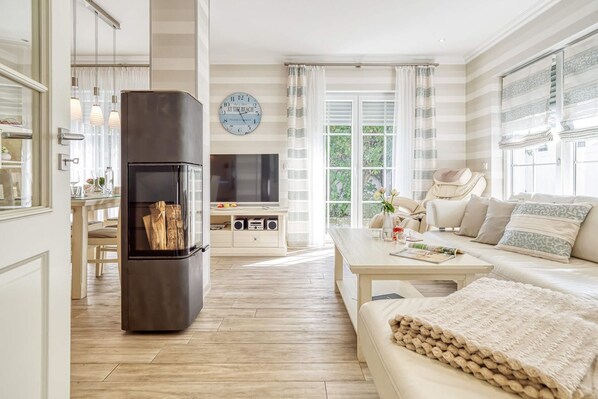 Unclassified image, 1 of 39, button