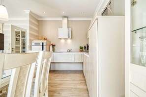 Fridge, microwave, oven, stovetop - Rosenberg 27 - "Family-friendly vacation apartment in Zingst with garden and (Zingst)