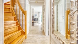 A wooden staircase leading to a kitchen area with a view of the living room. - Rosenberg 27 - "Family-friendly vacation apartment in Zingst with garden and (Zingst)