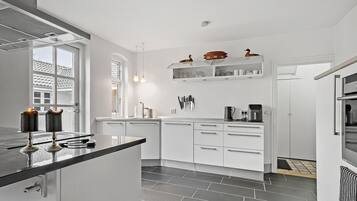 Køleskab, kogeplade, opvaskemaskine, kaffe-/temaskine