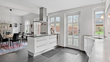 Køleskab, kogeplade, opvaskemaskine, kaffe-/temaskine