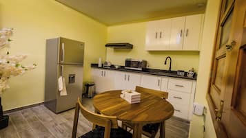 Kühlschrank, Mikrowelle, Herdplatte, Wasserkocher mit Kaffee-/Teezubehör