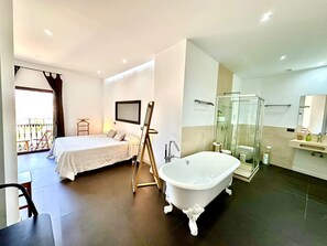 4 habitaciones, tabla de planchar con plancha y cuna de viaje 